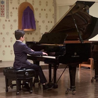 Boy play piano